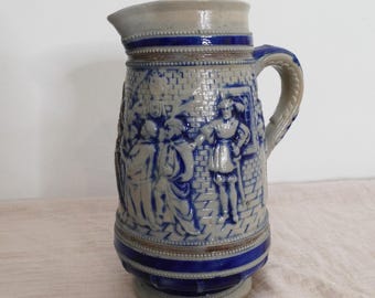Antieke Duits Westerwald-steengoedreliëfkan, blauw-grijze tavernekan met zoutglazuur, 19e-eeuws middeleeuws tafereel, 22 cm