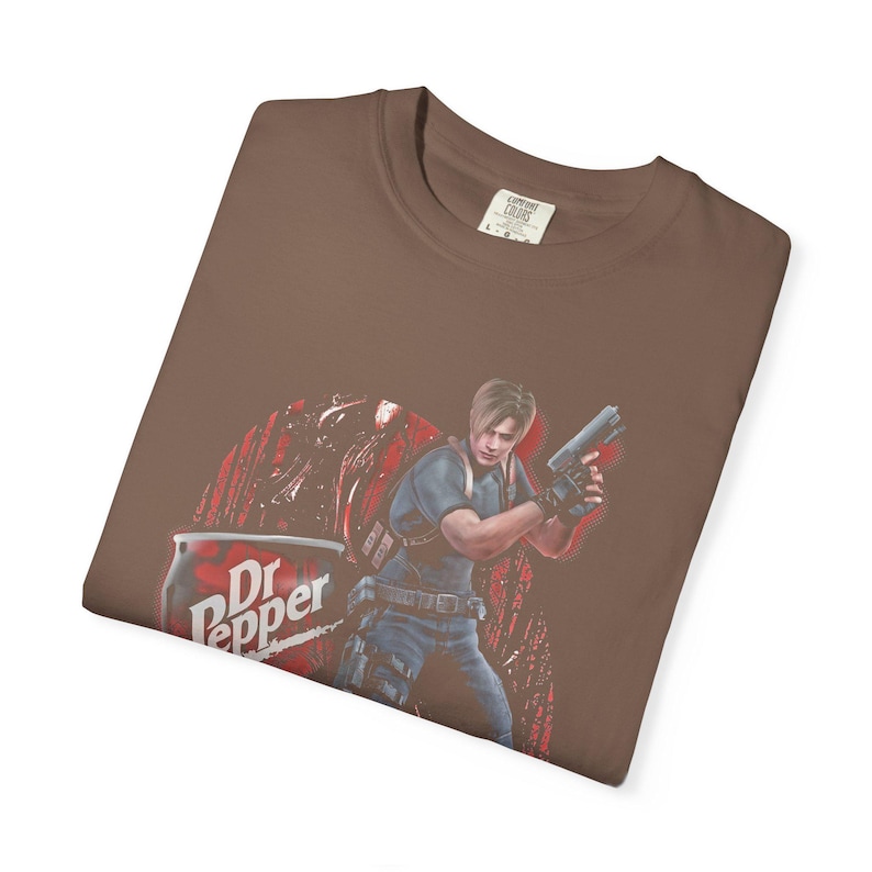 Koszulka Leona S. Kennedy'ego Resident Evil w stylu vintage, koszulka z memem Dr Pepper, koszulka estetyczna RE4 Remake, prezent dla gracza retro Comfort Colors, zagrożenie biologiczne zdjęcie 8