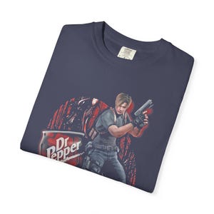 Koszulka Leona S. Kennedy'ego Resident Evil w stylu vintage, koszulka z memem Dr Pepper, koszulka estetyczna RE4 Remake, prezent dla gracza retro Comfort Colors, zagrożenie biologiczne zdjęcie 6