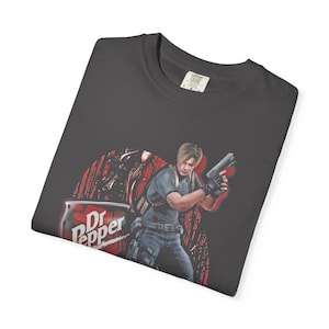 Koszulka Leona S. Kennedy'ego Resident Evil w stylu vintage, koszulka z memem Dr Pepper, koszulka estetyczna RE4 Remake, prezent dla gracza retro Comfort Colors, zagrożenie biologiczne zdjęcie 5