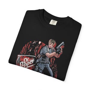 Koszulka Leona S. Kennedy'ego Resident Evil w stylu vintage, koszulka z memem Dr Pepper, koszulka estetyczna RE4 Remake, prezent dla gracza retro Comfort Colors, zagrożenie biologiczne zdjęcie 4