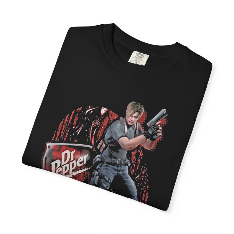 Koszulka Leona S. Kennedy'ego Resident Evil w stylu vintage, koszulka z memem Dr Pepper, koszulka estetyczna RE4 Remake, prezent dla gracza retro Comfort Colors, zagrożenie biologiczne zdjęcie 4