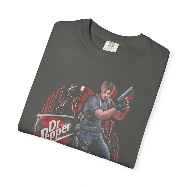 Koszulka Leona S. Kennedy'ego Resident Evil w stylu vintage, koszulka z memem Dr Pepper, koszulka estetyczna RE4 Remake, prezent dla gracza retro Comfort Colors, zagrożenie biologiczne zdjęcie 7
