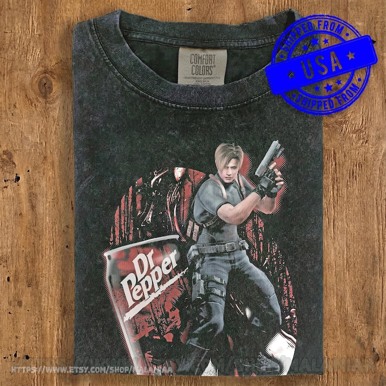 Koszulka Leona S. Kennedy'ego Resident Evil w stylu vintage, koszulka z memem Dr Pepper, koszulka estetyczna RE4 Remake, prezent dla gracza retro Comfort Colors, zagrożenie biologiczne zdjęcie 1