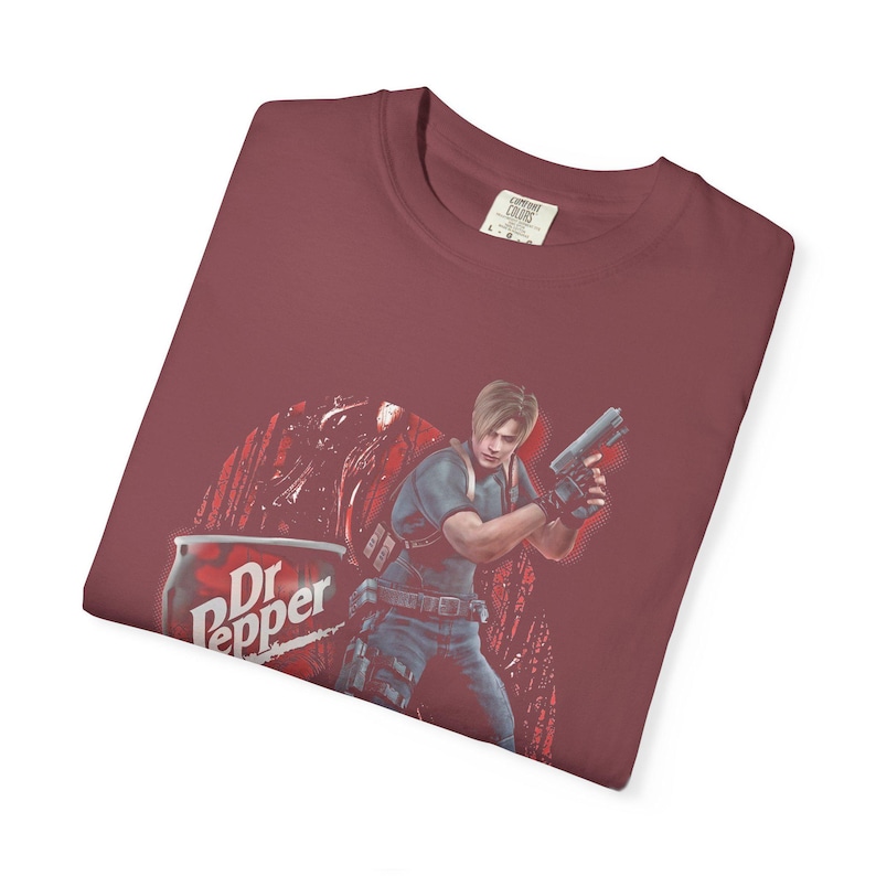 Koszulka Leona S. Kennedy'ego Resident Evil w stylu vintage, koszulka z memem Dr Pepper, koszulka estetyczna RE4 Remake, prezent dla gracza retro Comfort Colors, zagrożenie biologiczne zdjęcie 9