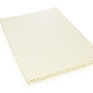 Puede incluir: Una pila de hojas de papel en blanco, de color blanquecino, con una textura ligeramente rugosa.