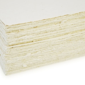 Puede incluir: Primer plano de una pila de hojas de papel blanco, mostrando las capas individuales y la textura del papel.