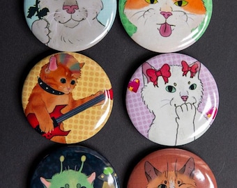 Könnte beinhalten: Eine Sammlung von sechs runden Buttons mit Katzenmotiven. Jeder Button zeigt eine andere Katzenillustration, darunter eine Katze mit einer Rose, eine Katze mit herausgestreckter Zunge und eine Katze, die Gitarre spielt. Die Buttons haben eine glänzende Oberfläche.