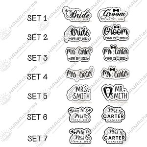 Pu&ograve; includere: Sette set di trasferimenti termoadesivi per la stiratura a tema matrimonio in bianco e nero. Ogni set presenta un design diverso con testo come "Bride", "Groom", "Mrs. Carter", "Mr. Carter", "Mrs. Smith", "Mr. Smith", "Soon to be Mrs.", "Miss to Mrs." e "Mrs. Carter".
