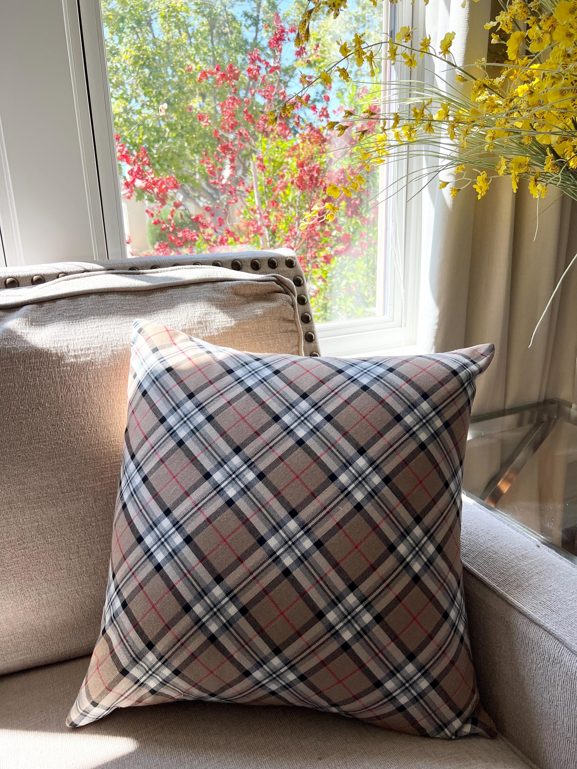 【関税&送料込】Burberry Printed Fabric Pillow Check Slip On BURBERRY Yellow Check Drawstring Pillow Padded Snow Boots