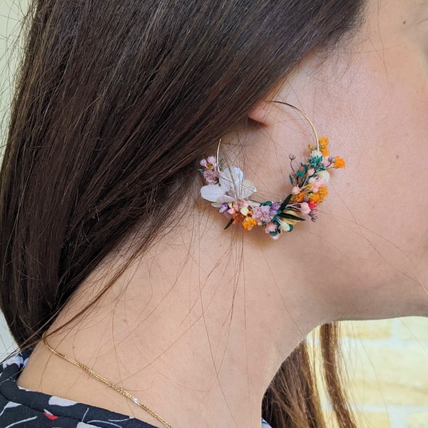 Boucles d’oreilles artisanales en fleurs stabilisées arc-en-ciel, Vaia