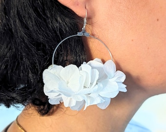 Gaëlle handmade wedding hoop earrings in natural stabilized white hydrangea flowers, boho chic jewelry