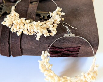 Luna creolen met witte gestabiliseerde bloemen, boho-bruiloft, lichte en elegante handgemaakte accessoires