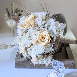Brautstrauß mit ewigen Rosen und Trockenblumen in Beigetönen, Laly