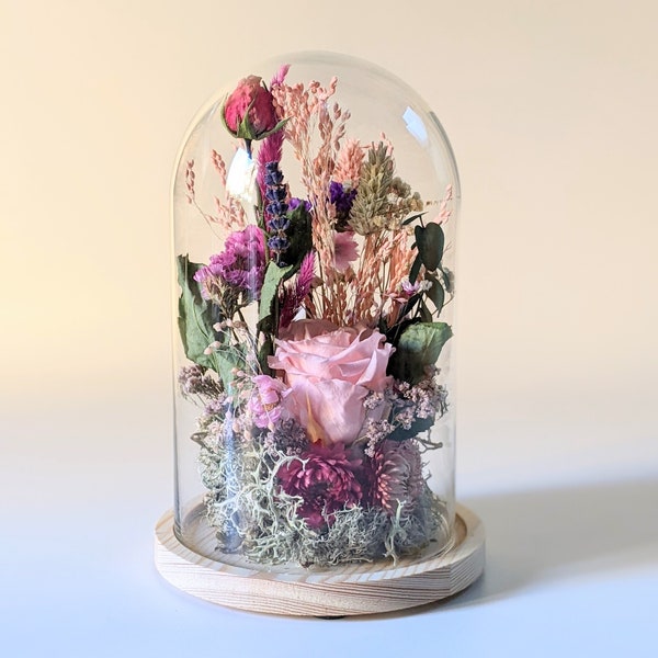 Cloche en verre et fleurs éternelles pour une décoration d'intérieur chic et douce Lyla