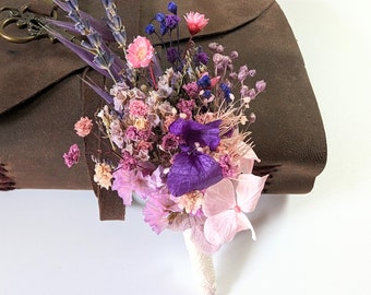 Boutonnière de marié artisanale en fleurs séchées & fleurs stabilisées, Violette