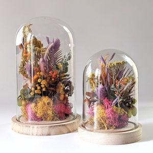 Glass bell with dried flowers in autumnal colors, Ginger