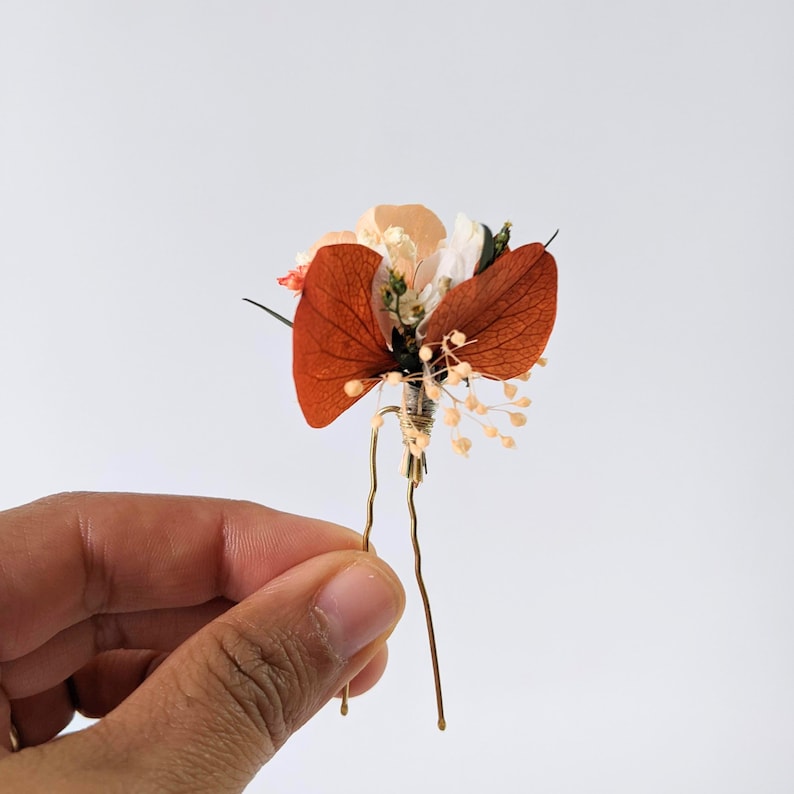 Epingle à cheveux ornée de fleurs séchées & fleurs stabilisées, Chloé image 3