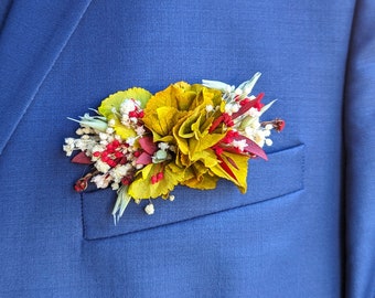 Boutonnière de marié artisanale en fleurs séchées & fleurs stabilisées, Dahlia