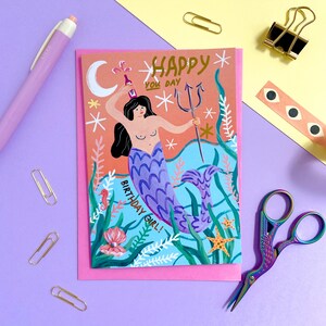 Carte d’anniversaire Mermaid 'Happy you day' - Feuille d’or avec une enveloppe certifiée FSC rose vif. Vide à l’intérieur pour votre propre message