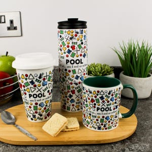 Può includere: Tre articoli in ceramica bianca per bevande con un colorato motivo a tema piscina. Gli articoli includono una tazza con manico verde, un bicchiere da viaggio con coperchio nero e una tazza da caffè con coperchio bianco. Ogni articolo ha la parola "POOL" e il testo "Wait... am I red or yellow?"