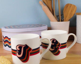 Bunter Retro Buchstabe Becher - personalisierte Tee- / Kaffeetasse Funky Geschenk