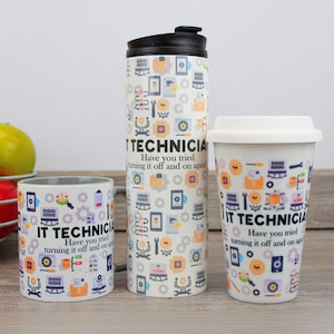 Könnte beinhalten: Drei weiße Keramikbecher mit einem bunten Design mit Computern und dem Text "IT Technician Have you tried turning it off and on again?" Die Becher sind in verschiedenen Größen, mit einem Reisebecher, einem höheren Becher und einem niedrigeren Becher.