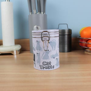 Cartoon Cats Themed Canister - Katzenleckerli Aufbewahrungsdose - Weißmetall Lebensmittel Aufbewahrungsbehälter / Behälter mit Clipdeckel Für Tierfutter - Katzenbesitzer Geschenke