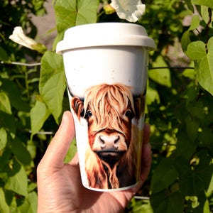 Highland Cow Porcelain Travel Mug - Farmyard Gift for Animal Lovers - Reusable Insulated Tea/Coffee Cup with Silicone Lid