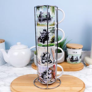 Juego de tazas apilables de El viento en los sauces - Regalos de cocina con temática de libros, tazas de cerámica con soporte