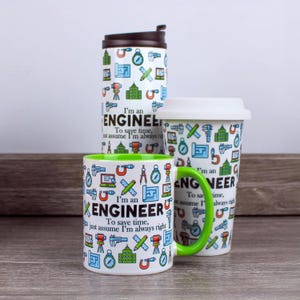 Könnte beinhalten: Drei Tassen mit weißem Hintergrund und grünen Akzenten. Die Tassen zeigen verschiedene Symbole zum Thema Ingenieurwesen und den Text "Ich bin ein Ingenieur. Um Zeit zu sparen, gehe ich einfach davon aus, dass ich immer Recht habe."