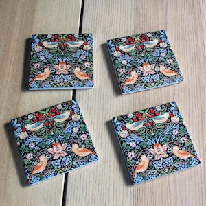 Set di sottobicchieri in ceramica Strawberry Thief - Set di quattro (4) sottobicchieri quadrati da tavolo con opere d&#39;arte di William Morris - Disponibili con supporto