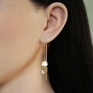 Geborstelde hanger met schijfinrijger, oorbellen met sierlijke draad, cirkeloorbellen