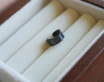 Cienki mankiet na ucho z muszlą, czarny mankiet