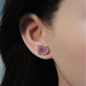 Rohe Amethyst Ohrstecker | Kristall Ohrringe | Handgemachter Edelstein Schmuck | Verkauft als Paar | Februar Geburtsstein