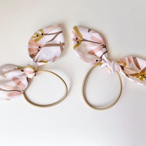 Hasenbögen- mit wildem Blumendruck. 2er Pack | 2er Set. Haarschleifen. Haargummis. Bow elastischen Haar