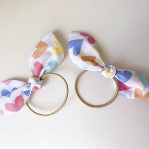 Hasenschleifen in Pastell Herzmuster. 2er Pack | 2er Set. Haarschleifen. Haargummis. Bow elastischen Haar