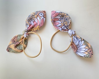Lapin arcs-rétro floral. 2 paquets | Ensemble de deux. Arcs de cheveux. Élastiques à cheveux. Noeud élastique pour cheveux