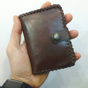 Portefeuille en cuir de veau véritable huilé, 12x9 Cm, cousu main avec technique traditionnelle et haute résistance. Cuir cousu main, différents compartiments