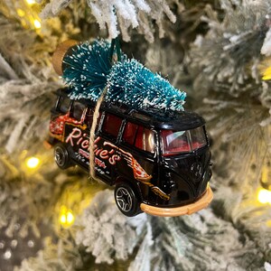 クリスマスツリーを運ぶ黒いVWバス クリスマスオーナメント お父さん/息子へのホットホイールギフト 楽しいギフトアイデア ドライバー