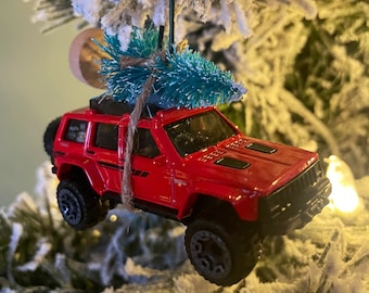 Jeep Cherokee Rosso che trasporta l'albero di Natale Ornamento di Natale Hot Wheel