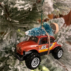 VW ビートル ブラウン 4x4 キャリング クリスマスツリー クリスマスオーナメント ホットホイール お父さん/息子へのギフト 楽しいギフトアイデア ドライバー