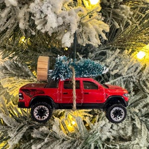 Caminhão RAM Vermelho Carregando Árvore de Natal | Hot Wheel | Enfeite de Natal! Mopar | Hemi | Muscle Car | Presente para o Pai