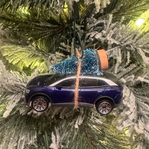 VW ID.4 EV ブルー キャリー クリスマスツリー クリスマスオーナメント ホットホイール お父さん/息子へのギフト 楽しいギフトアイデア ドライバー