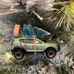 ボルボ XC40 リチャージ グリーン キャリー クリスマスツリー クリスマスオーナメント ホットホイール お父さん/息子へのギフト 楽しいギフトアイデア ドライバー