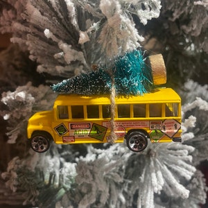 Schulbus Gefahr, die Weihnachtsbaum-Weihnachtsverzierung Hot Wheel-Geschenk für Vater / Sohn-Spaß-Geschenk-Idee-Fahrer durchführt