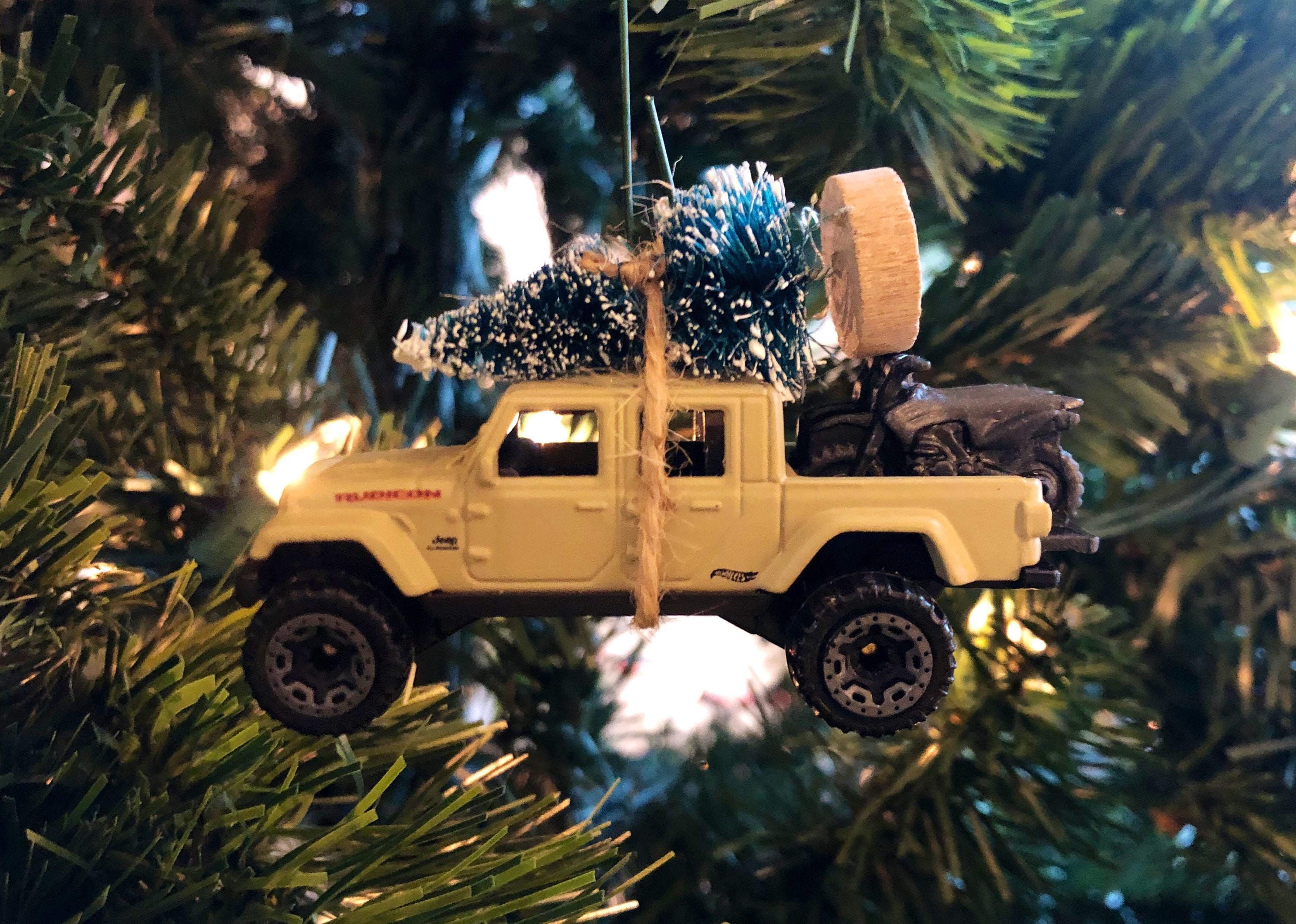 2020 Jeep Gladiator Rubicon Carrying Christmas Tree Christmas Etsy