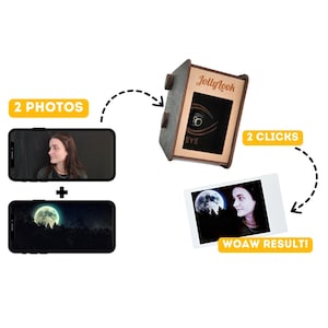 Pu&ograve; includere: Un dispositivo di legno a forma di macchina fotografica chiamato "JollyLook" con un'apertura nera a forma di occhio. Il dispositivo &egrave; mostrato con due schermi di telefono, uno con una foto di una persona e l'altro con una foto di un bosco illuminato dalla luna. Una foto Polaroid di una persona con un bosco illuminato dalla luna sullo sfondo &egrave; mostrata con il testo "2 clic, WOW risultato!"