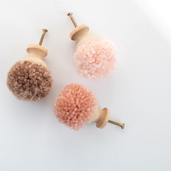 Boutons de tiroir à pompons, chambre de bébé rose, poignées de tiroir de commode rose, boutons de commode à pompons, poignées de meuble de chambre d'enfant