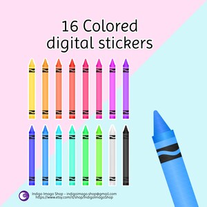 Può includere: 16 adesivi digitali di matite colorate. Le matite sono disposte in due file di otto. I colori sono giallo, arancione, rosso, rosa, viola, blu, azzurro, turchese, verde, verde lime, bianco e nero. Le matite sono su uno sfondo rosa e blu. Il testo "16 adesivi digitali colorati" è in alto nell'immagine.